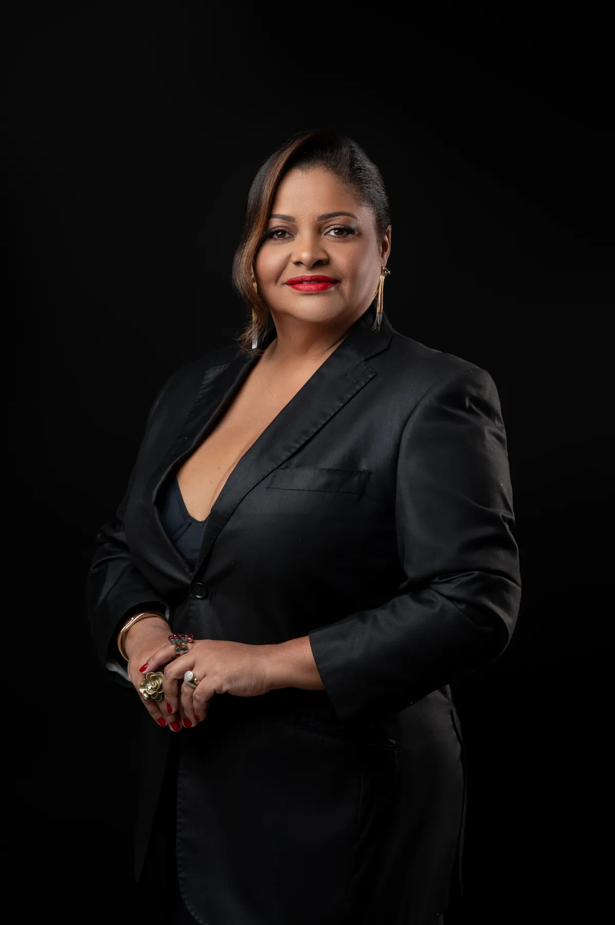Dra. Moema Santana, retrato em fundo escuro